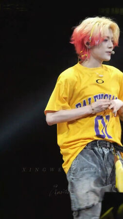 ▲鹿晗摘戒指的畫面引起討論。（圖／翻攝自微博）