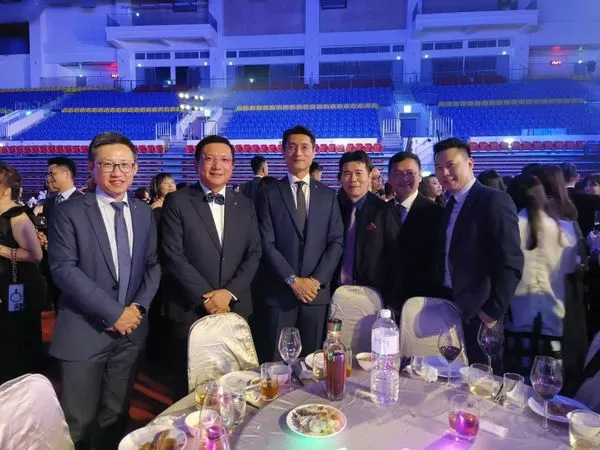 ▲蔡豐明(左二)帶隊出席萬泰物流30周年慶晚宴，且全程出席，受到退休高階讚揚。（圖／記者張佩芬攝）