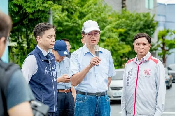 ▲張善政偕立委牛煦庭會勘棕線與長庚線。（圖／市府提供）