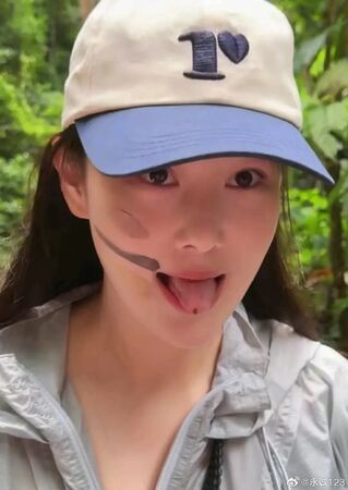 ▲張馨予生吃螞蟻。（圖／翻攝自微博）