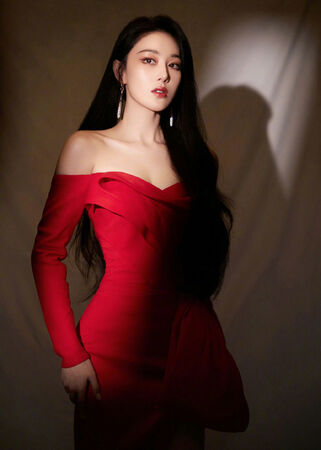 ▲張馨予生吃螞蟻。（圖／翻攝自微博）