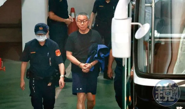 柯文哲羈押期限將滿，檢方認為他透過臉書等社群攻擊證人，堪稱「史上絕無僅有的壓迫司法手段」，建請法院續押。