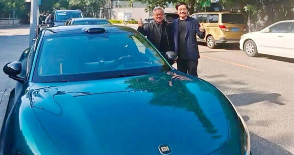 AI教父黃仁勳剛到中國，就跑去找小米雷軍賞車。（圖／翻攝自網路）