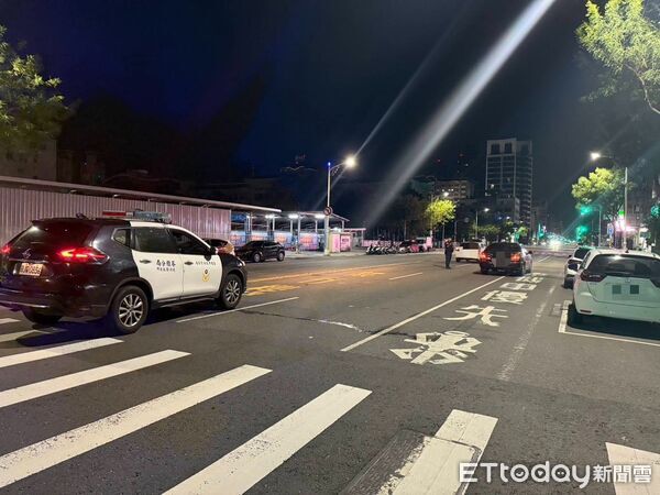 ▲▼高雄苓雅區成功一路79歲翁闖紅燈步行穿越路口，遭小客車撞死。（圖／記者吳世龍翻攝）