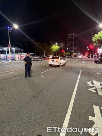▲▼高雄苓雅區成功一路79歲翁闖紅燈步行穿越路口，遭小客車撞死。（圖／記者吳世龍翻攝）