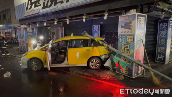 ▲▼新莊凌晨車禍，灑水車撞計程車，釀1死3傷。（圖／記者陳以昇攝）