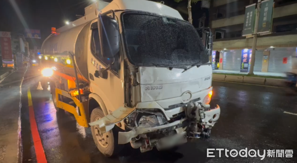 ▲▼新莊凌晨車禍，灑水車撞計程車，釀1死3傷。（圖／記者陳以昇攝）