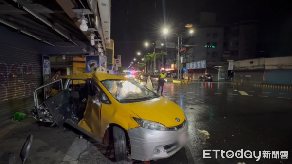 ▲▼新莊凌晨車禍，灑水車撞計程車，釀1死3傷。（圖／記者陳以昇攝）