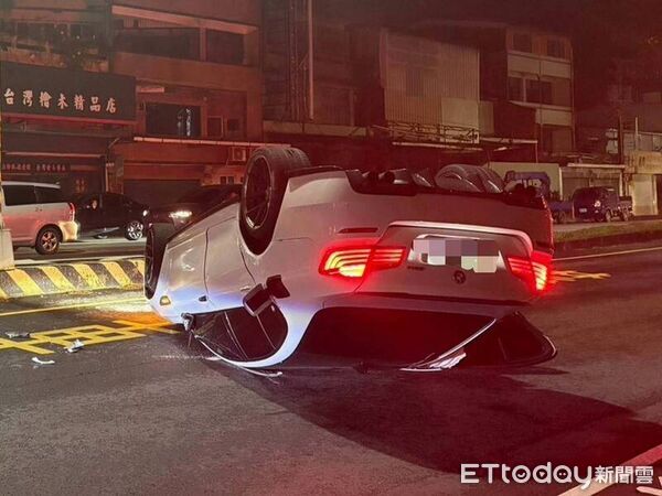 ▲彰化花壇男子酒駕自撞分隔島翻車。（圖／記者唐詠絮翻攝）