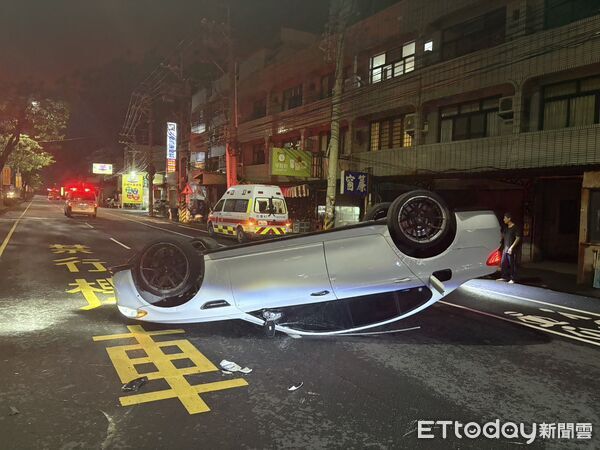 ▲彰化花壇男子酒駕自撞分隔島翻車。（圖／記者唐詠絮翻攝）