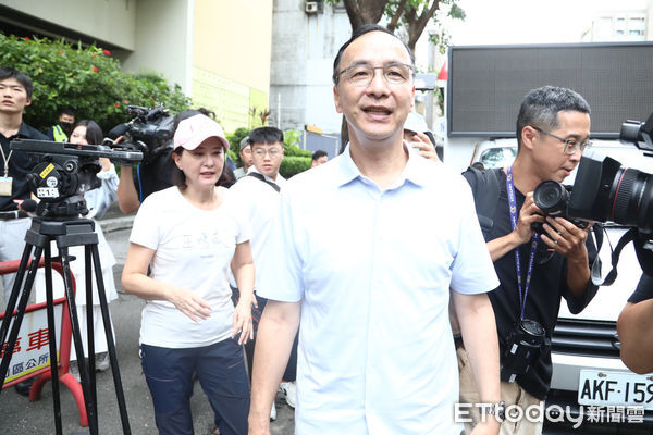 ▲國民黨主席朱立倫陪同王鴻薇車隊掃街。（圖／記者林敬旻攝）