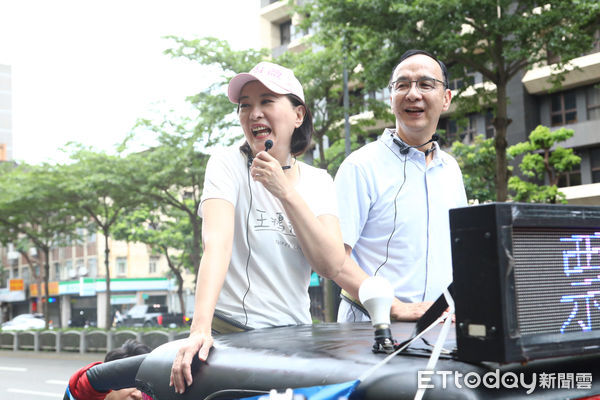 ▲國民黨主席朱立倫陪同王鴻薇車隊掃街。（圖／記者林敬旻攝）