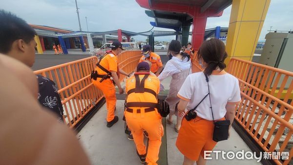 ▲旅客於客輪上突感身體不適昏迷，安檢人員將旅客緊急送醫，旅客並無大礙。（圖／記者翁伊森翻攝）
