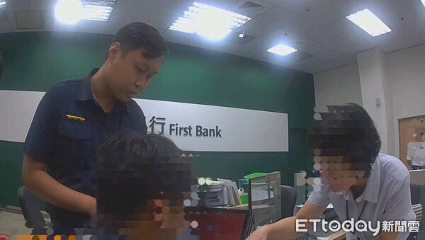 ▲東港警方勸阻陳男被騙。（圖／記者陳崑福翻攝）