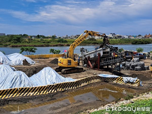 ▲二仁溪過去因非法熔煉業嚴重污染，如今整治進入第二期，中央覈定13億經費支援。（記者林東良翻攝，下同）