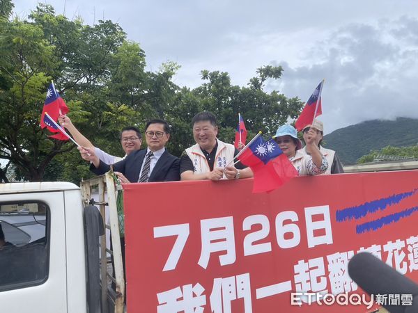 ▲▼和碩董事長童子賢、花蓮議長張峻合體掃街，訴求罷免傅崐萁。（圖／讀者提供）