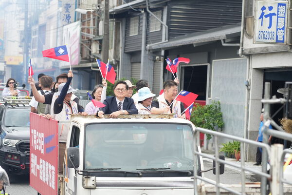 ▲▼和碩董事長童子賢、花蓮議長張峻合體掃街，訴求罷免傅崐萁。（圖／讀者提供）