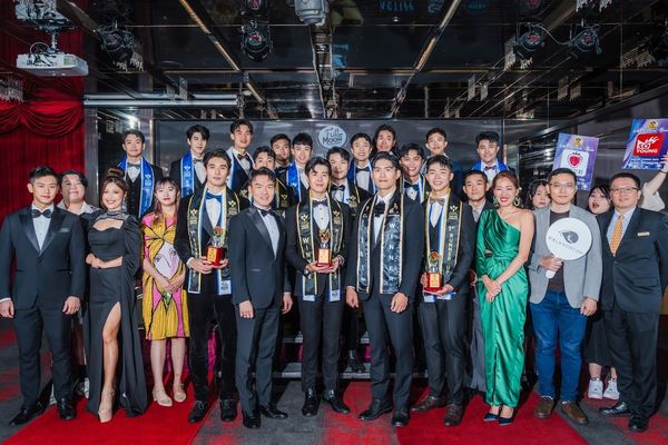 ▲劉伊心(右側綠色洋裝)贊助台灣先生總決賽。（圖／老虎牙子提供）