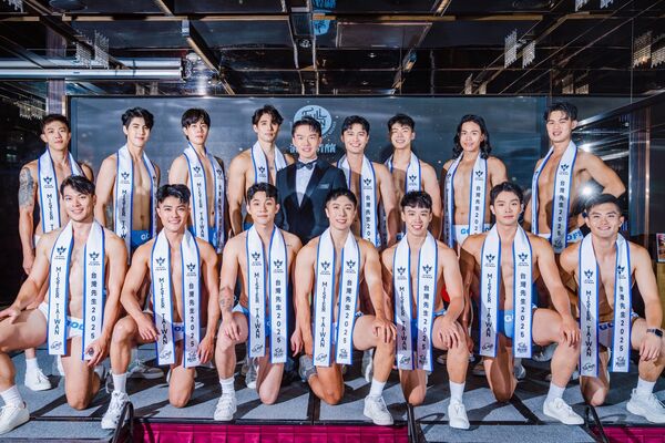 ▲劉伊心(右側綠色洋裝)贊助台灣先生總決賽。（圖／老虎牙子提供）