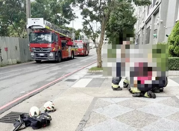 ▲桃園市魏姓通緝犯昨天中午在中壢區某大樓揚言跳樓，警消據報到場舖設氣墊後趁機強制壓制後送醫治療。（圖／翻攝自臉書《內壢大小事》）