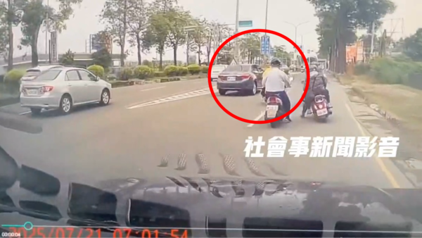 ▲▼ 汽車變換車道出事了！害3機車連環撞　1男人車失控嚕進草叢慘摔。（圖／翻攝社會事新聞影音）