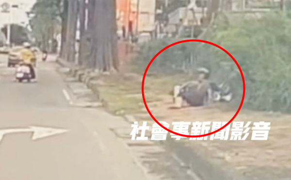 ▲▼ 汽車變換車道出事了！害3機車連環撞　1男人車失控嚕進草叢慘摔。（圖／翻攝社會事新聞影音）