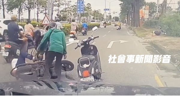 ▲▼ 汽車變換車道出事了！害3機車連環撞　1男人車失控嚕進草叢慘摔。（圖／翻攝社會事新聞影音）