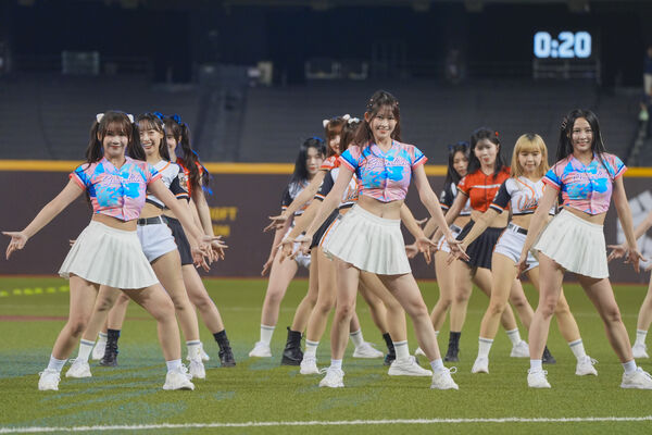 ▲▼明星賽六隊女孩開場表演，明星賽舞蹈總監大頭緊盯女孩們的表演。（圖／富邦悍將提供）