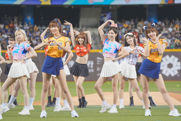 ▲▼明星賽六隊女孩開場表演，明星賽舞蹈總監大頭緊盯女孩們的表演。（圖／富邦悍將提供）