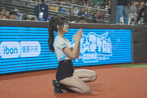 ▲▼明星賽六隊女孩開場表演，明星賽舞蹈總監大頭緊盯女孩們的表演。（圖／富邦悍將提供）