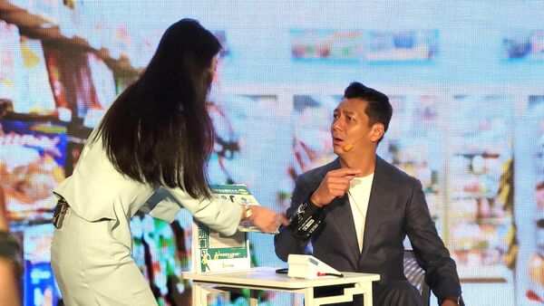 ▲聶雲(右)聽力出現問題，跟主持人比手畫腳。（圖／記者葉文正攝）