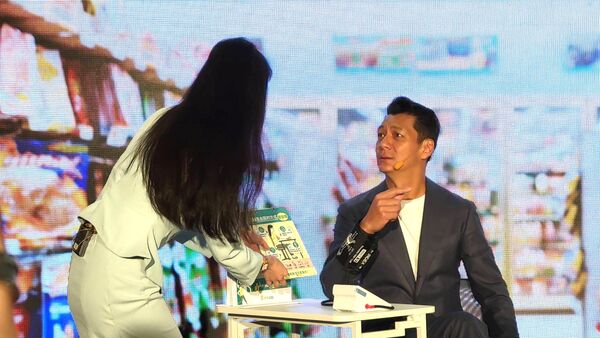 ▲聶雲(右)聽力出現問題，跟主持人比手畫腳。（圖／記者葉文正攝）