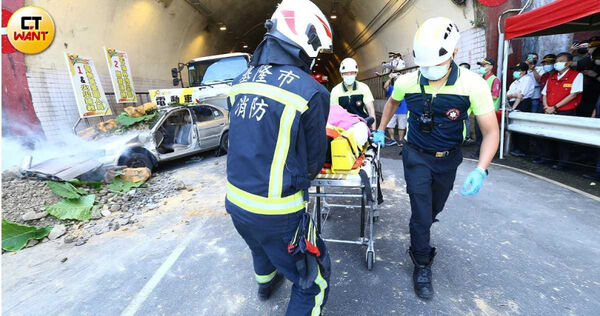 消防員肩負三大勤務：緊急救護、災害搶救與火災預防，每項又細分繁多任務，使第一線人員長期陷於「事事得會、卻難精通」的矛盾處境。（圖／黃鵬杰攝）