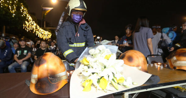 屏東明揚大火造成4名消防員殉職，消防員工作權益促進會當年在凱道舉行國殤晚會，悼念四名犧牲的打火弟兄。（圖／報系資料照）