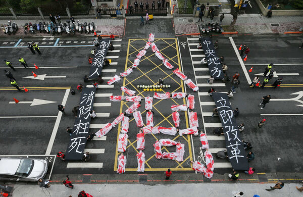 消防員工作權益促進會長期爭取納入《職業安全衛生法》、支持消防員組工會，卻屢遭「屬公務員身分」為由拒絕，致使基層難以對等協商職安訴求。圖為消促會2015年陳情活動現場。（圖／報系資料照）