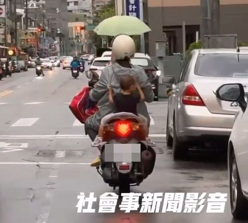▲▼1名男童背坐機車後座出神滑手機，另1名緊抓媽媽外套差點摔落更危險。（圖／社會事新聞影音提供，下同）