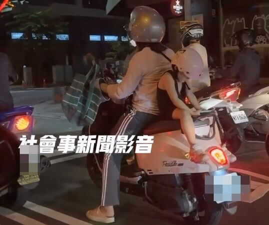 ▲▼1名男童背坐機車後座出神滑手機，另1名緊抓媽媽外套差點摔落更危險。（圖／社會事新聞影音提供，下同）