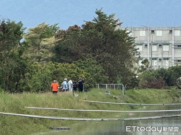 ▲台南官田區傳出婦人疑似騎機車滑落水圳溺水，消防人員聯手將其搶救上岸，發現人已死亡。（民眾提供，下同）