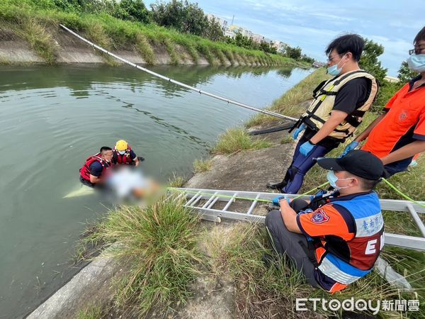 ▲台南官田區傳出婦人疑似騎機車滑落水圳溺水，消防人員聯手將其搶救上岸，發現人已死亡。（民眾提供，下同）