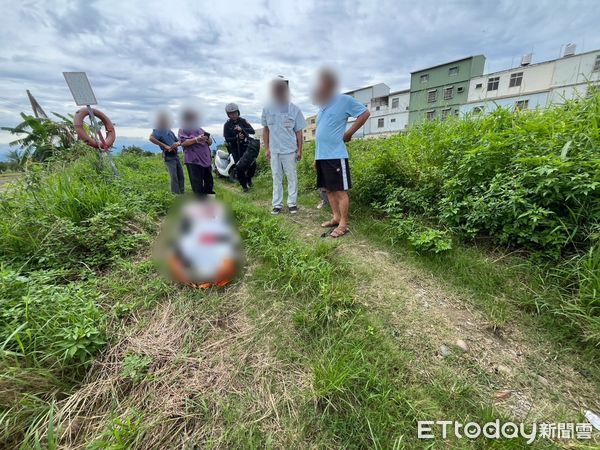 ▲台南官田區傳出婦人疑似騎機車滑落水圳溺水，消防人員聯手將其搶救上岸，發現人已死亡。（民眾提供，下同）