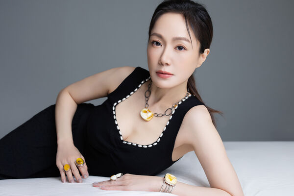 ▲尹馨拍鬼片變衰，收藏琥珀辟邪。（圖／鏡藝宏海提供）