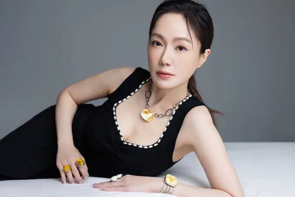 ▲尹馨拍鬼片變衰，收藏琥珀辟邪。（圖／鏡藝宏海提供）