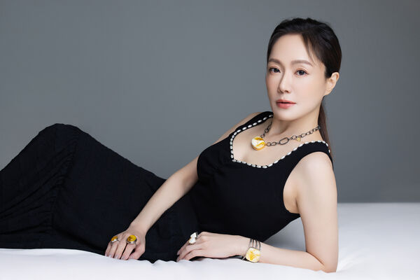 ▲尹馨拍鬼片變衰，收藏琥珀辟邪。（圖／鏡藝宏海提供）