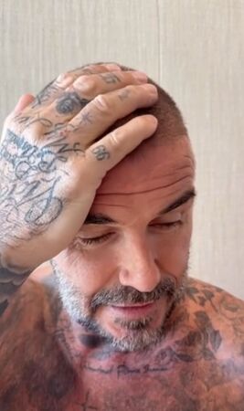 ▲貝克漢剪髮失手「剃禿一大塊」急遮！　老婆大笑：這看起來很糟糕 。（圖／翻攝自貝克漢IG）