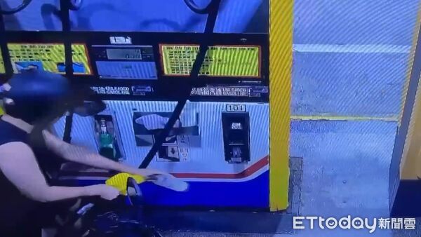 ▲大安警方在新北土城逮捕涉嫌縱火的陳姓員工。（圖／記者張君豪翻攝）