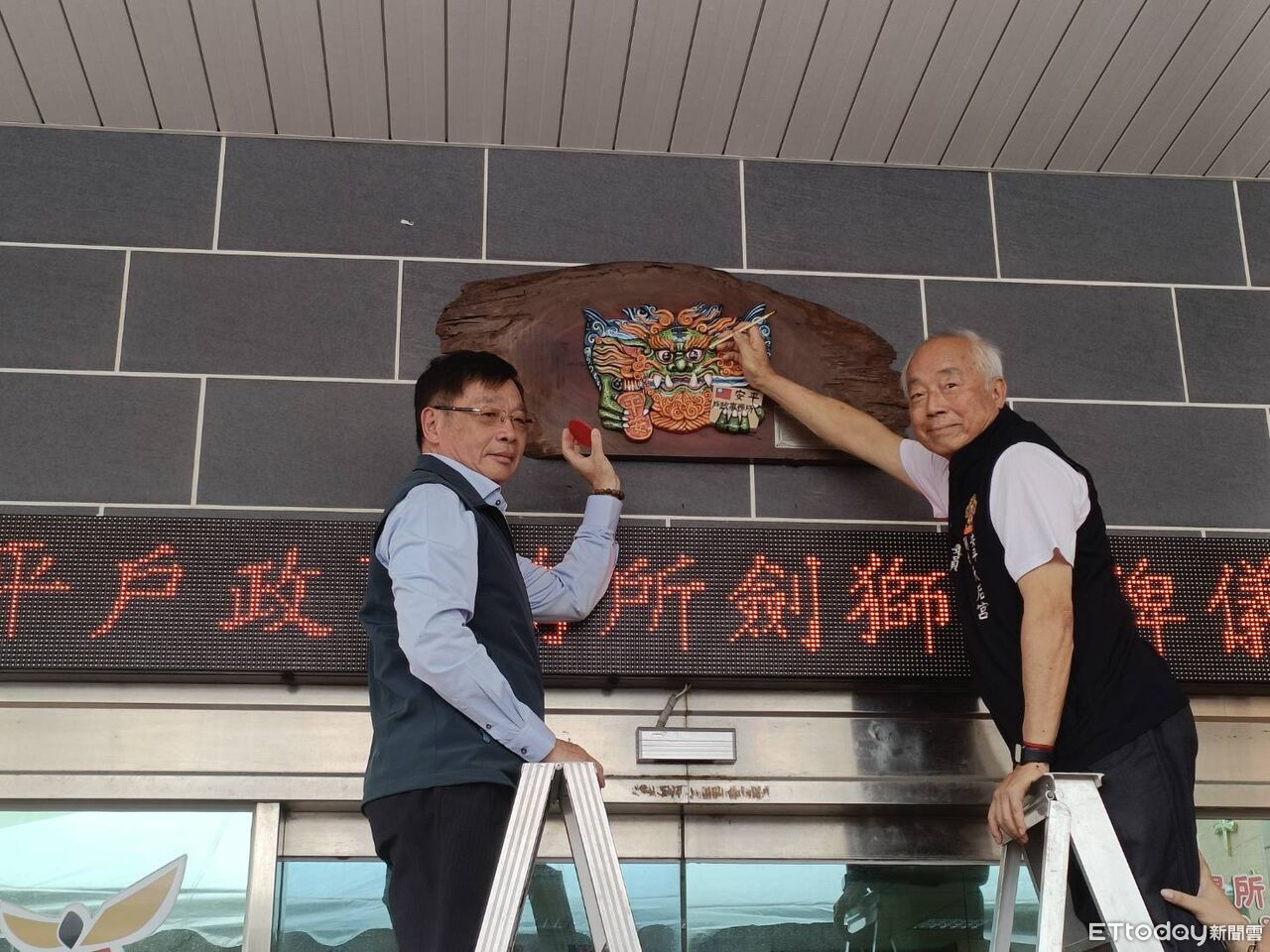 文化進駐戶政機關！　台南安平戶所揭牌全台首座「劍獅守護神」