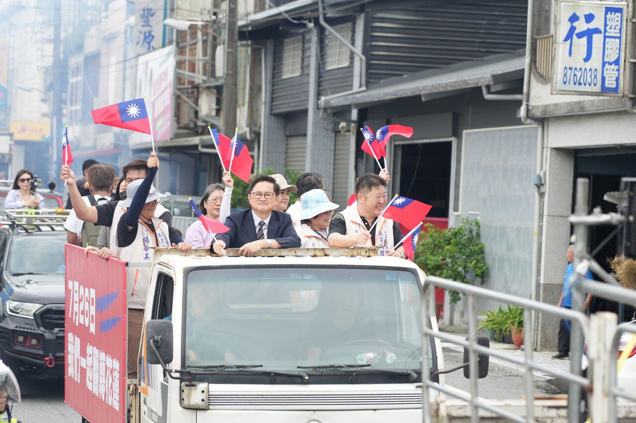 童子賢親自掃街挺罷免傅崐萁　綠黨團：看到越來越多正義之聲