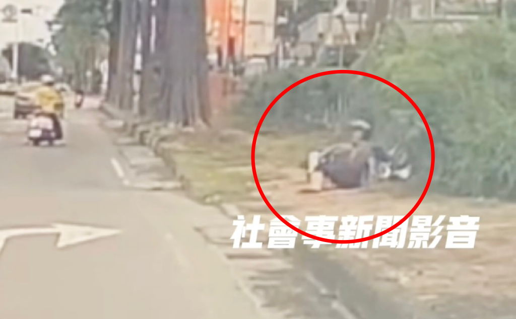 轎車變換車道出事了！害3機車連環撞　騎士「嚕進草叢」慘摔