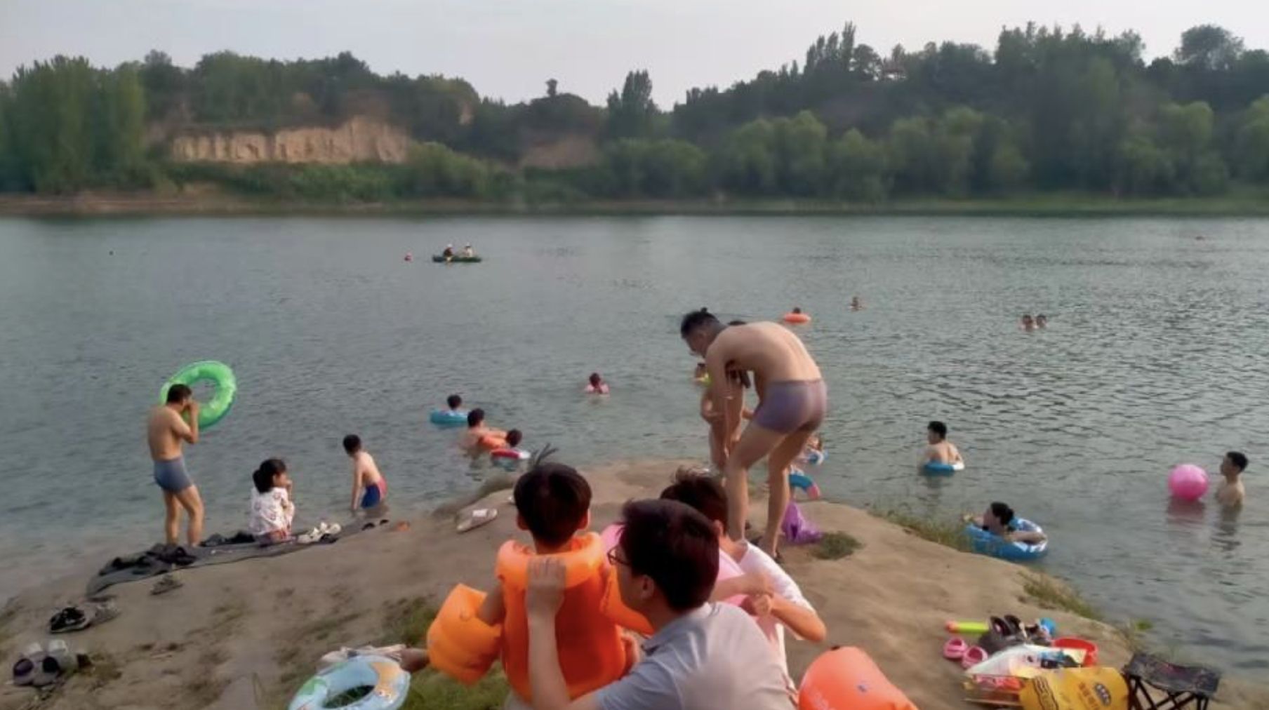 ▲鄭州尖崗水庫應為水源保護區，卻被爆料成為當地民眾戲水的「野泳勝地」。（圖／翻攝極目新聞）