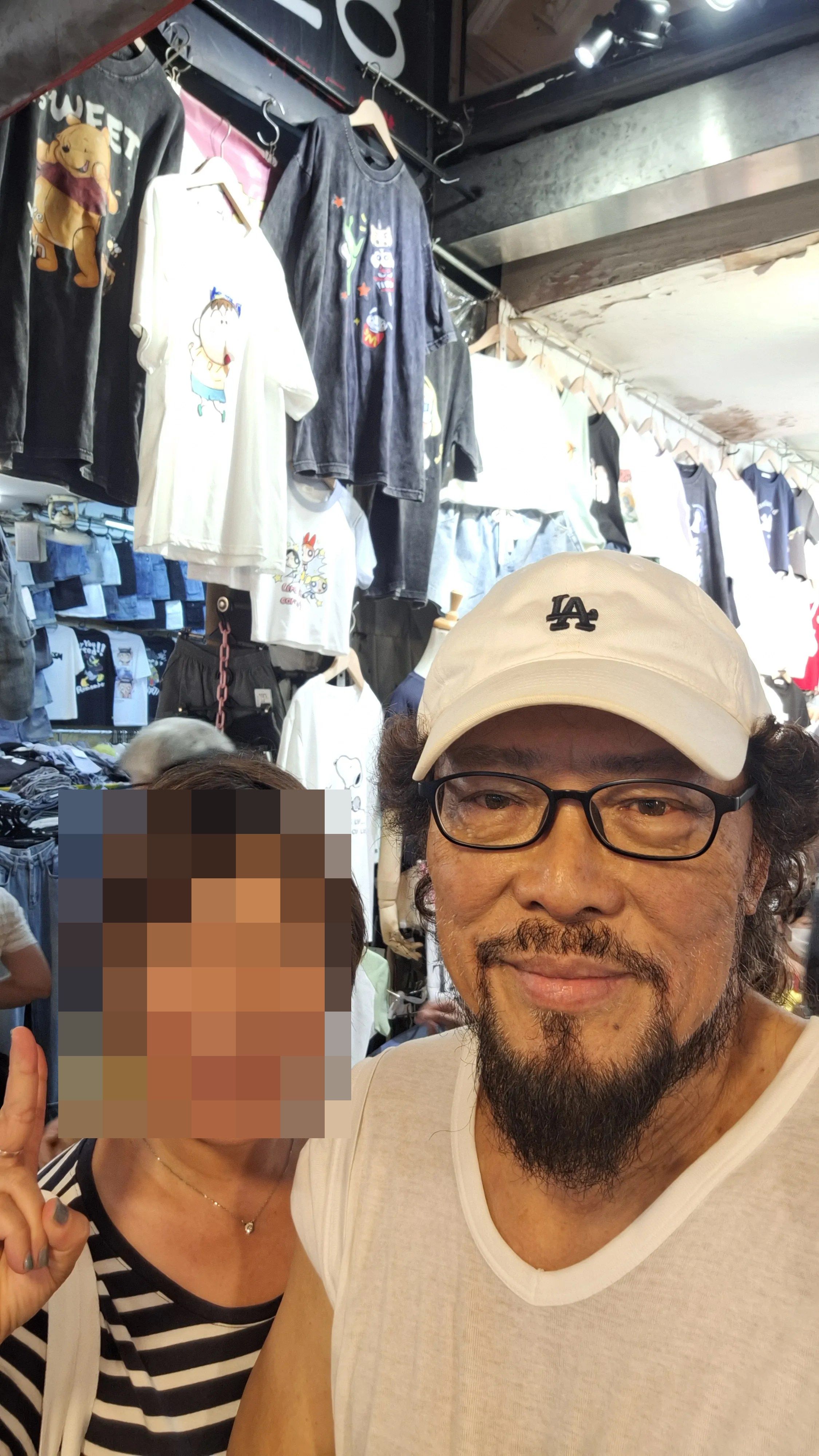 ▲▼網友逛夜市巧遇綜藝天王張菲，合照曝光。（圖／翻攝自Threads）